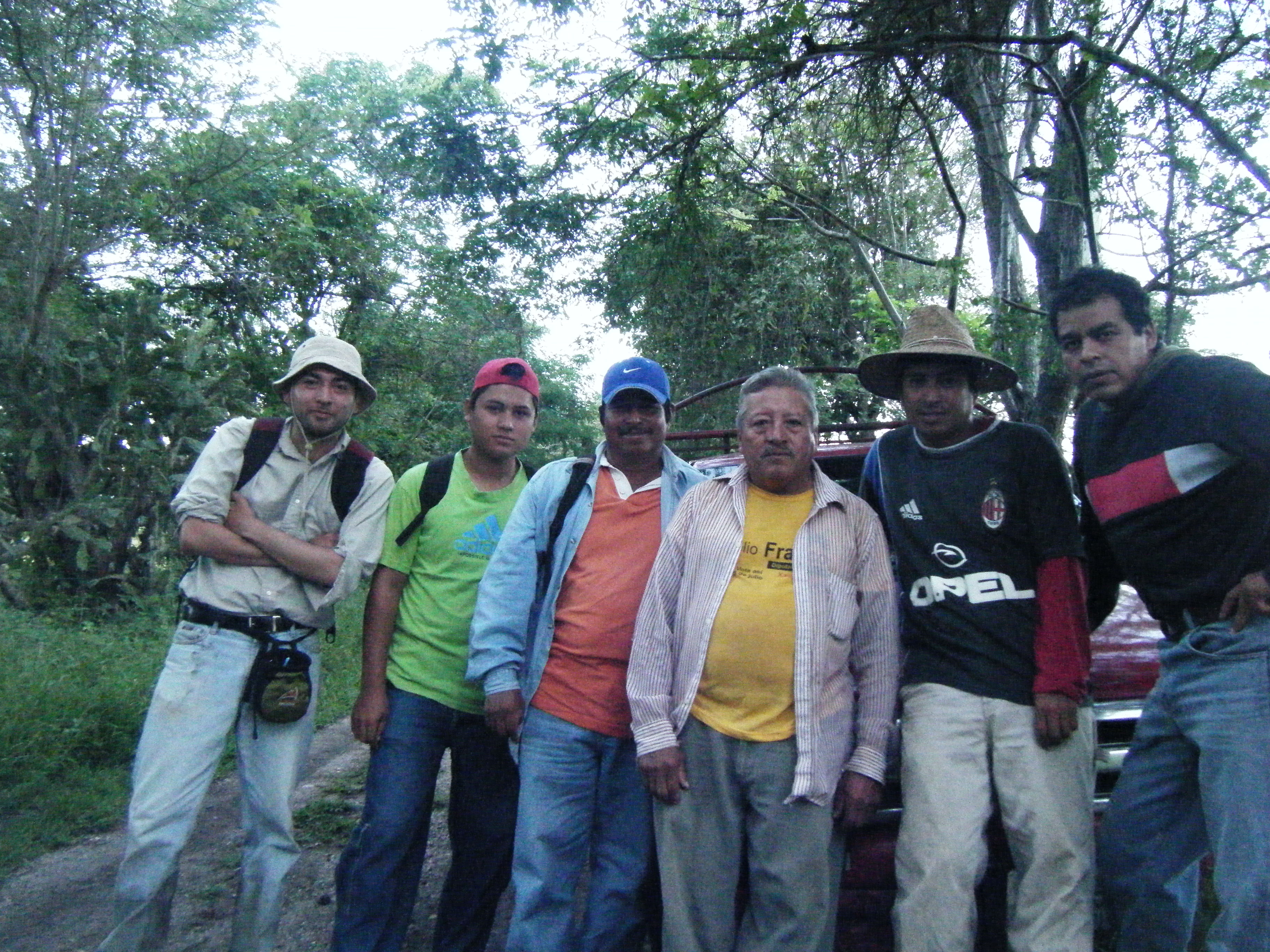 De izquierda a derecha: Rodrigo Ángeles Flores (arqueólogo), Luis (estudiante local, participando en parte de su servicio a la communidad), Don Justino, Don Abraham, Fredie y Rodolfo Parra Ramírez